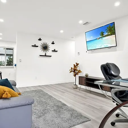 Koze 2 Bedroom Duplex Home With King & Queen Beds, Near Everything Trendy